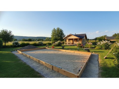 Бассейн на неровном участке: как выровнять площадку без бетона